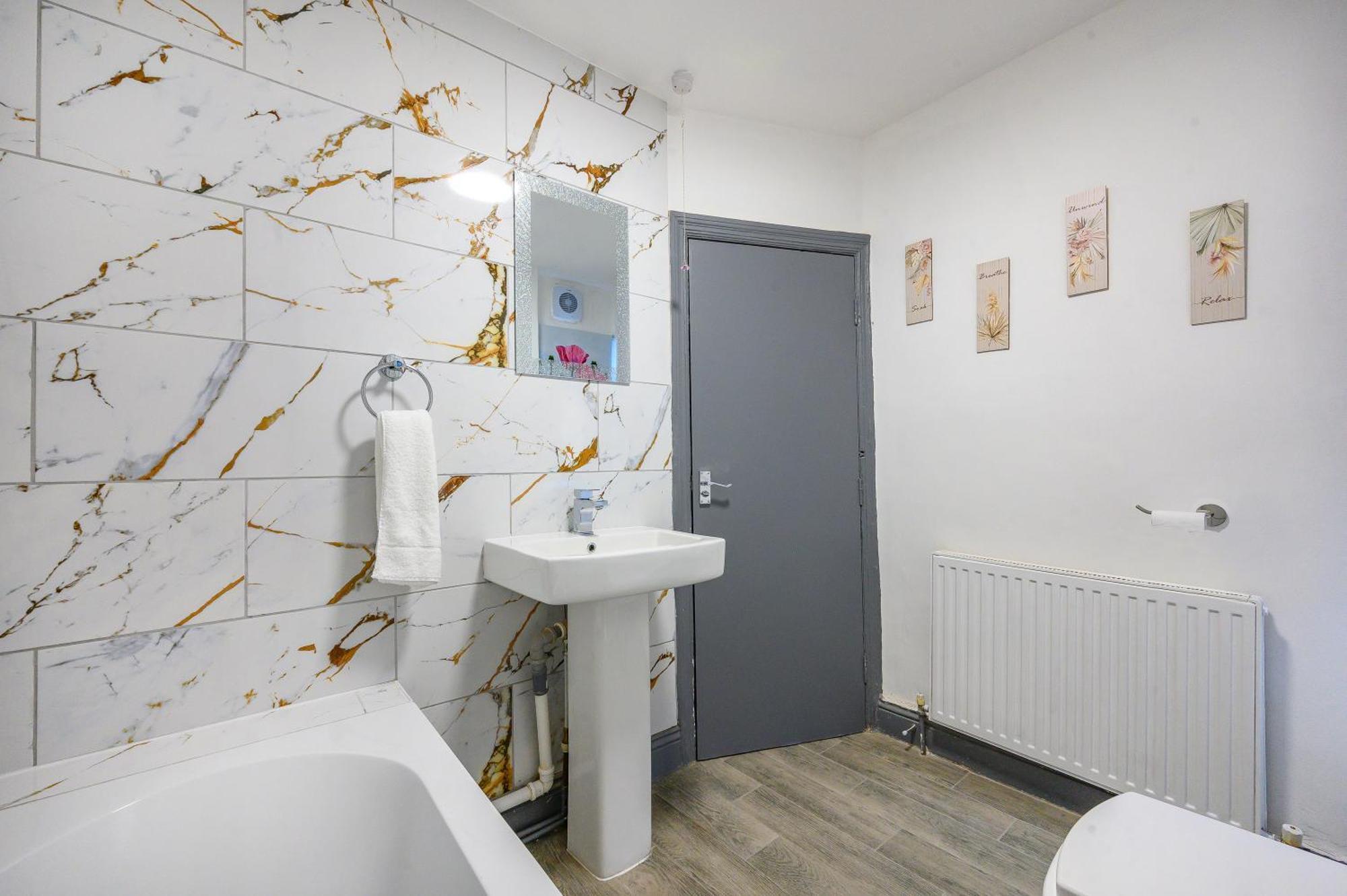 -rc7h- For Your Relaxed & Cosy Free Parking *